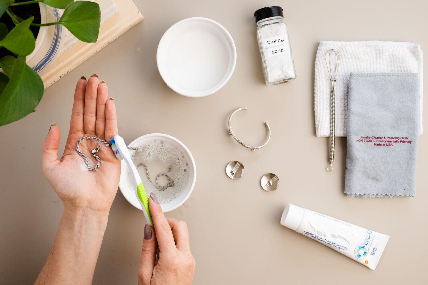 Cleaning jewelry at home